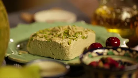 حلوا شکری محلی تازه و دلپذیر با عطر کنجد